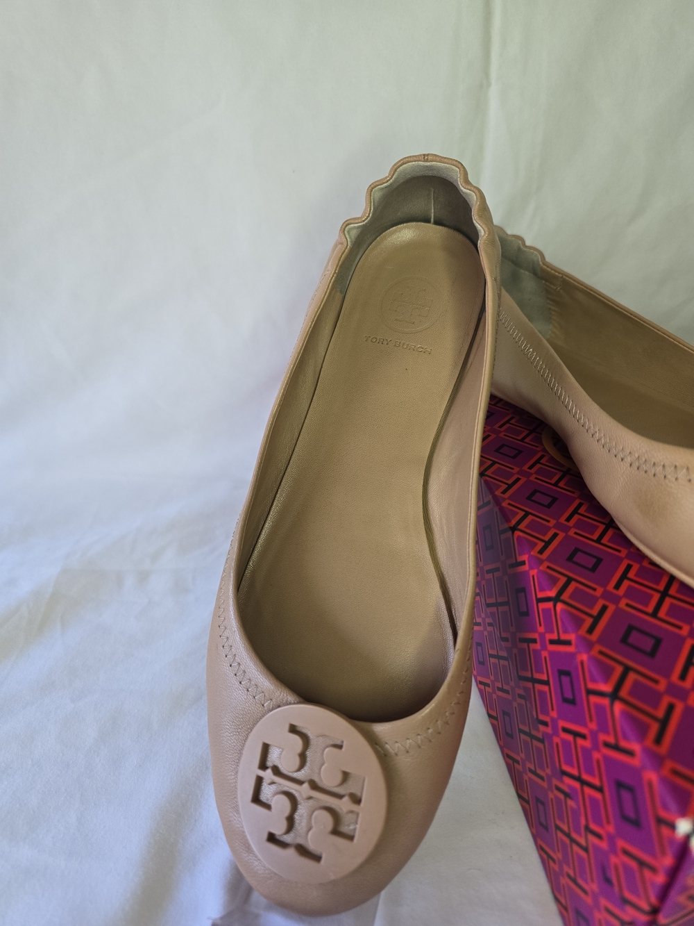 Tory Burch 8.5 Light Oak Logo Round-Toe Ballet Flats - Picture 2 of 10